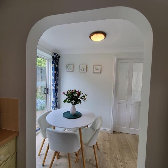 Cheerful, Cosy, One Bedroom Home With Patio And Parking Newbury  Extérieur photo