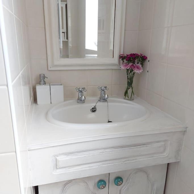 Cheerful, Cosy, One Bedroom Home With Patio And Parking Newbury  Extérieur photo