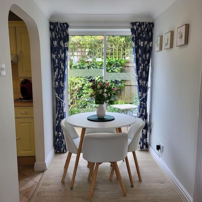 Cheerful, Cosy, One Bedroom Home With Patio And Parking Newbury  Extérieur photo