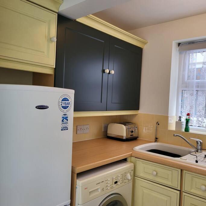 Cheerful, Cosy, One Bedroom Home With Patio And Parking Newbury  Extérieur photo