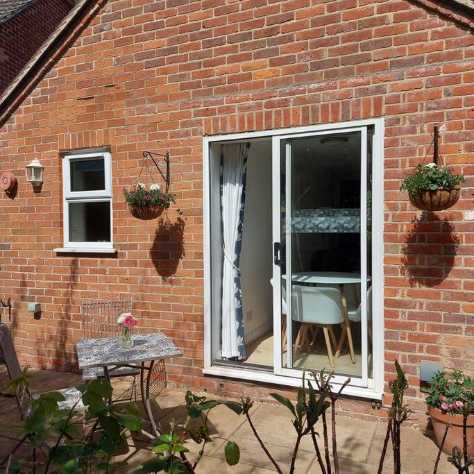 Cheerful, Cosy, One Bedroom Home With Patio And Parking Newbury  Extérieur photo