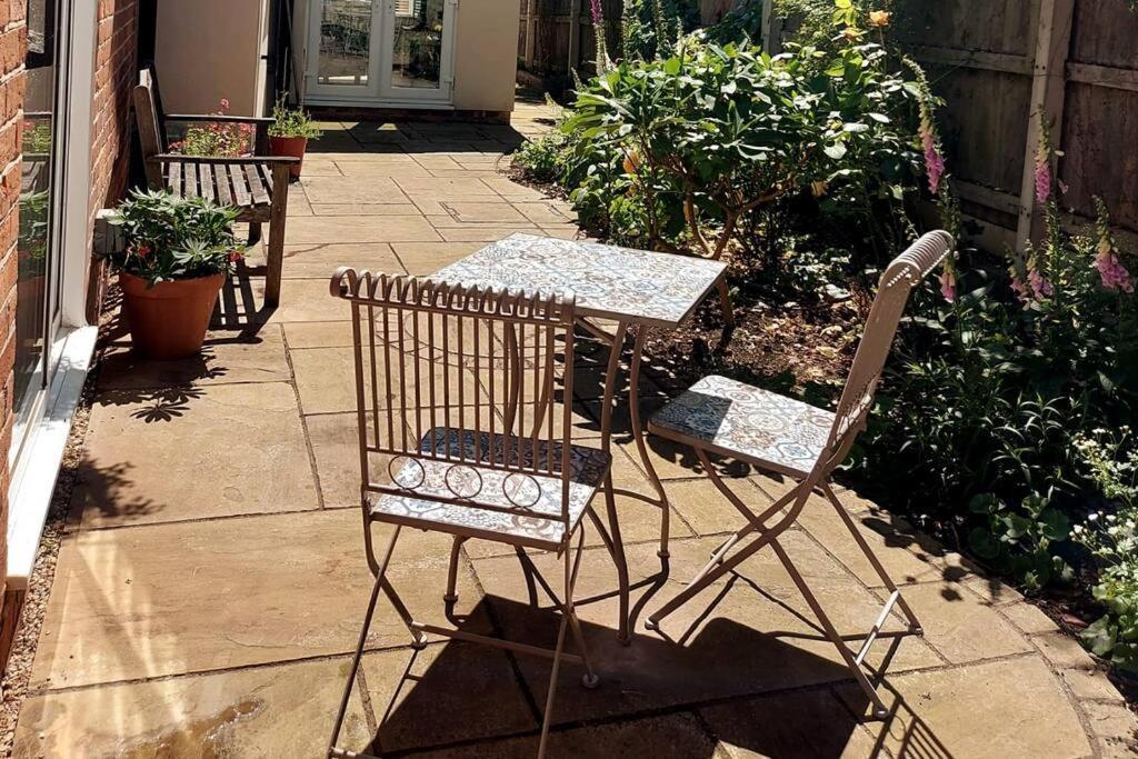 Cheerful, Cosy, One Bedroom Home With Patio And Parking Newbury  Extérieur photo