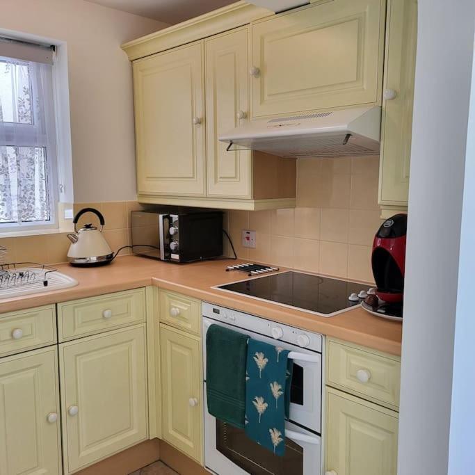 Cheerful, Cosy, One Bedroom Home With Patio And Parking Newbury  Extérieur photo