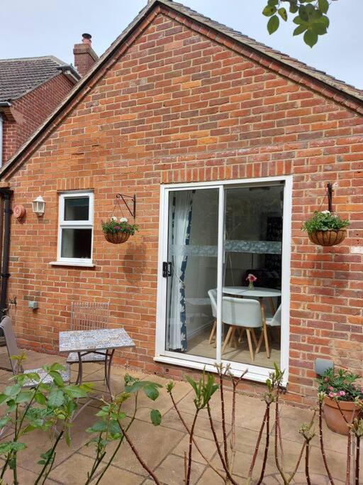 Cheerful, Cosy, One Bedroom Home With Patio And Parking Newbury  Extérieur photo